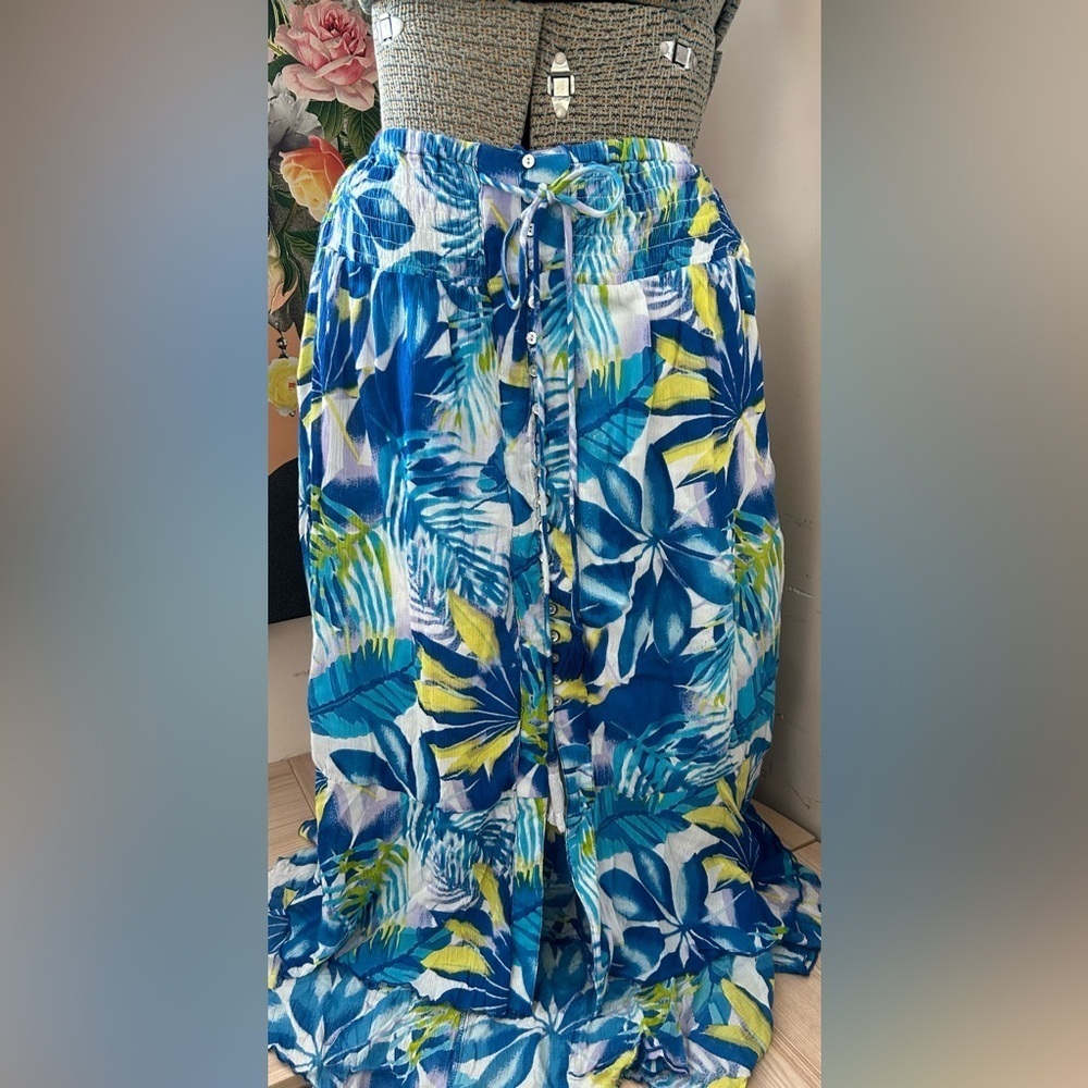 NWOT LIFE STYLE TROPICAL HI/LOW SKIRT. SMOCKED WAIST, BUTTON DETAILING Sz. M - Picture 2 of 7